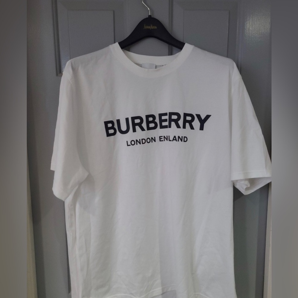 Burberry White Tee with Black Logo size M + G 👌